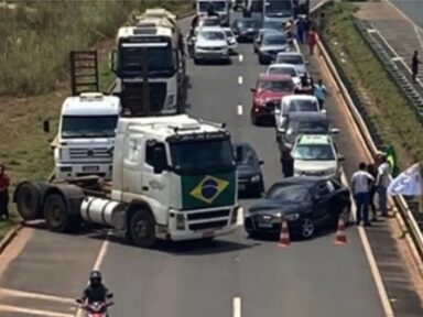 Caminhões ligados ao tráfico e contrabando participaram dos atos golpistas, diz PRF