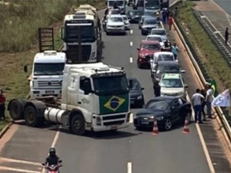 Caminhões ligados ao tráfico e contrabando participaram dos atos golpistas, diz PRF