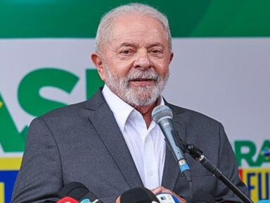 “Queremos  pessoas que critiquem. Nós não precisamos de puxa-sacos”, diz Lula
