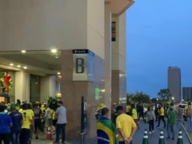 Bolsonaristas insanos fazem arruaça na porta do hotel de Lula; isolado, Bolsonaro chora