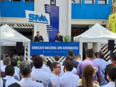 Pilotos e comissários conquistam aumento salarial e encerram greve após cinco dias