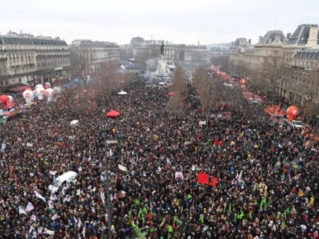 Dois milhões de franceses saem às ruas para dizer não ao ataque de Macron à Previdência