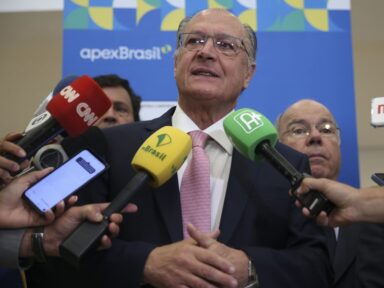 “Democracia sai fortalecida”, diz Alckmin, com “resposta rápida do governo” aos golpistas