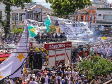 Multidão acompanha cortejo pelas ruas de Santos na despedida a Pelé