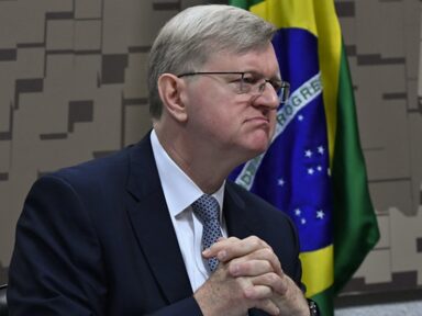 Governo Lula remove embaixador nos EUA alinhado com Bolsonaro