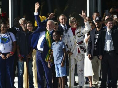 Lula recebe faixa presidencial das mãos do povo brasileiro