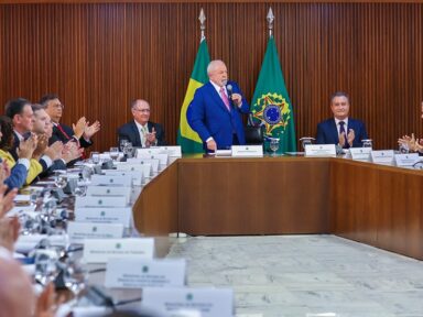Para 64% dos brasileiros, governo Lula está no caminho certo; só 26% acham que não, diz Ipec