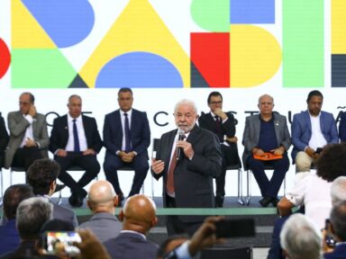 Lula reúne trabalhadores para dar início aos compromissos de campanha