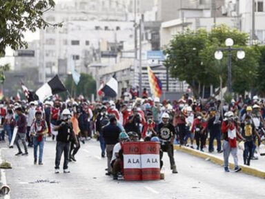 Nas ruas e tribunais, peruanos acusam Dina por “crimes de genocídio” e exigem eleições, já