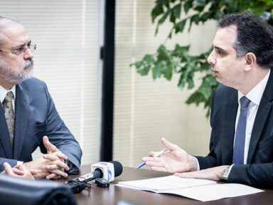 Pacheco pede que PGR abra ação penal contra 38 pessoas que aterrorizaram o Senado e a Câmara