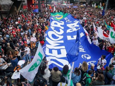 Ato contra os golpistas reúne 15 mil na Paulista; milhares foram às ruas em 16 Estados