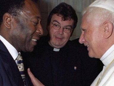 Vaticano homenageia Pelé: “o Rei, dois Papas e dois Santos”