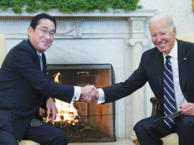 <strong>Premiê Kishida, sorridente, reúne-se com Biden onde EUA ordenou ataque nuclear ao Japão</strong>
