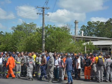 Trabalhadores terceirizados de refinaria no RS entram em greve por aumento salarial