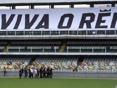 Milhares de pessoas se despedem de Pelé na Vila, onde o Rei se consagrou