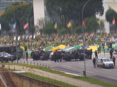 Imagens mostram policiais recebendo ordem para sair e facilitar invasão do STF (vídeos)