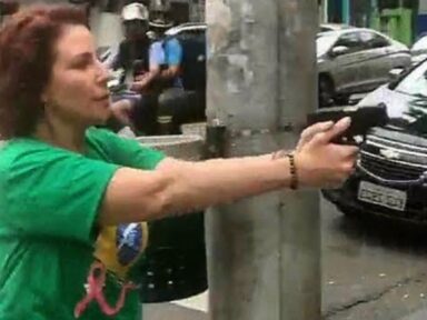 PF cumpre mandados e recolhe armas da pistoleira bolsonarista Carla Zambelli