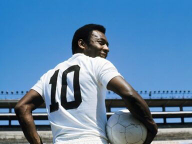 Pelé chega a Santos para receber o último adeus