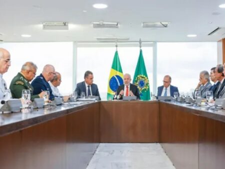 Lula e militares estudam modernização da indústria de Defesa e Múcio diz que golpistas serão punidos