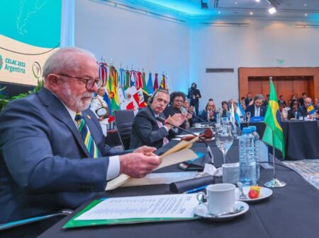 “O Brasil está de volta e pronto para trabalhar ao lado de todos vocês”, diz Lula na Celac