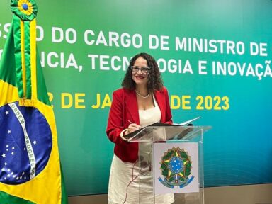 ‘O tempo agora é de afirmação da ciência e não da sua negação’, diz Luciana, ao tomar posse