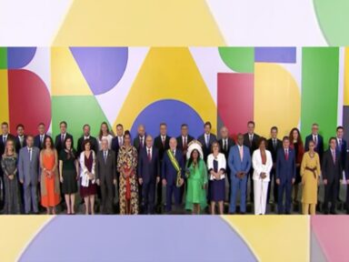 Empossados os 37 ministros do novo governo