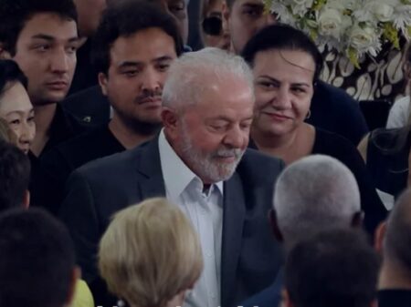 Lula se une a amigos e familiares do Rei na Vila Belmiro para o adeus a Pelé