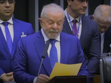 “Voltei para reerguer o edifício de direitos e valores nacionais”, diz Lula, em sua posse