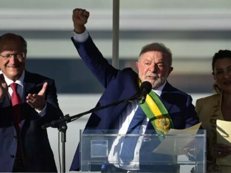 ‘Vamos investir, reindustrializar o Brasil e acabar com a pobreza’, diz Lula à multidão