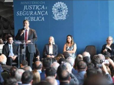 Em posse concorrida, Flávio Dino agradeceu ao STF por garantir as eleições