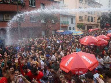 Chuva dá trégua e foliões lotam as ruas de São Paulo nos blocos de carnaval