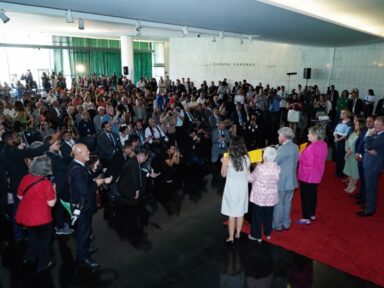 Servidores fazem ato e congressistas repudiam golpistas um mês após invasão dos poderes por bolsonaristas