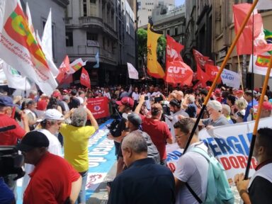 <strong>Trabalhadores e parlamentares ocupam frente da Bolsa de Valores contra privatização da Sabesp</strong>