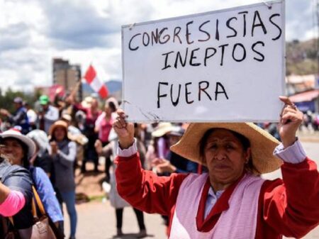 Bancada fujimorista barra antecipação de eleições gerais exigida nas amplas manifestações peruanas