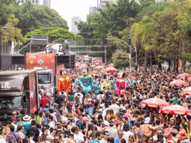<strong>Blocos de rua arrastam multidões na retomada do Carnaval 2023</strong>
