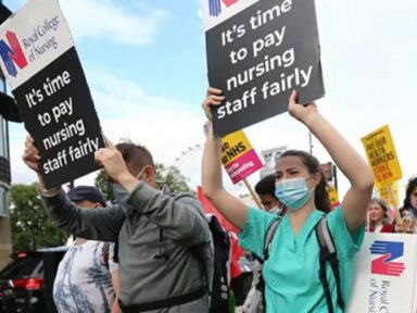 Greve por reposição salarial é a maior da história no setor de saúde inglês