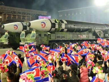 <strong>Coreia Socialista festeja com brilho o desenvolvimento soberano de sua indústria de defesa</strong>