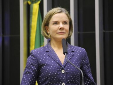 “Projeto vencedor foi desenvolvimentista. BC não pode impor a recessão”, diz Gleisi