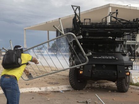 Metade dos golpistas presos por ataques em Brasília receberam auxílio emergencial, diz MPF