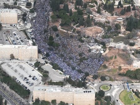 Multidão cerca parlamento israelense contra golpe ditatorial de Netanyahu e sua coalizão fascista