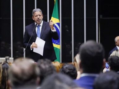 Lira confirma favoritismo, se reelege presidente da Câmara e condena ataques à democracia