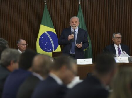 76% concordam com Lula que taxa de juros deve cair; só 14% dizem que não, aponta Quaest
