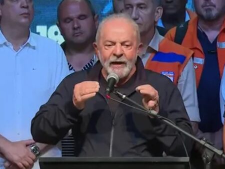 “Vamos recuperar efetivamente os estragos causados pelas chuvas”, disse Lula em São Sebastião