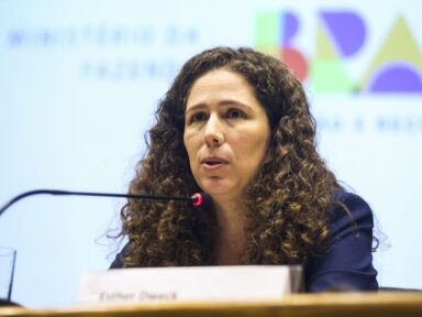 <strong>Servidores federais receberão reajuste salarial até abril, afirma ministra Esther Dweck</strong>