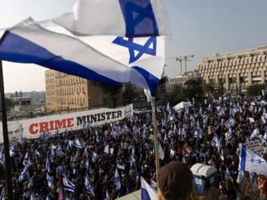 Mais de 100 mil lotam a frente do parlamento de Israel contra o ataque de Netanyahu ao Judiciário