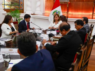Governadores e reitores do Peru apontam “crise insustentável” e exigem de Dina eleições em 2023
