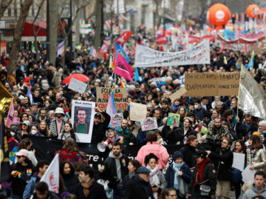 <strong>500 mil ocupam Paris contra projeto de Macron que ataca aposentadorias</strong>