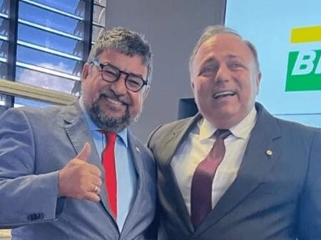 Presidente do PT critica deputado do partido em foto ao lado do bolsonarista Pazuello