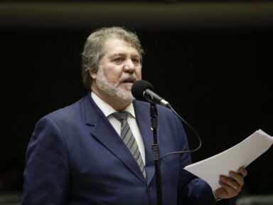 “É o mesmo que amarrar cachorro com linguiça”, diz Renildo sobre Salles presidir Comissão do Meio Ambiente