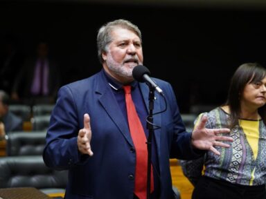 ‘Juros altos estimulam a especulação financeira, não o desenvolvimento’, diz vice-líder do governo